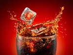 Bebida de cola con hielo