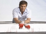 Dexter con guantes ensangrentados