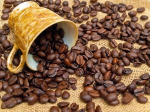 Postal: Una taza y granos de café