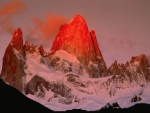 Luz roja sobre la montaña