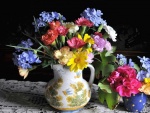 Jarrón con variedad de flores de colores
