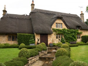 Casa rústica con un bonito tejado negro