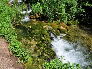 Postal: Saltos de agua en el curso del río Krka, Eslovenia