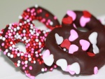 Pretzels cubiertos de chocolate con sprinkles de colores