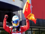 Fernando Alonso con la bandera española tras ganar el Gran Premio de España 2013