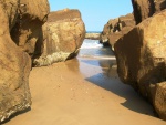 Enormes piedras en la playa