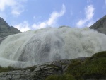 Una cortina de agua cayendo por la montaña