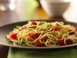 Plato de espaguetis con tomate y aguacate