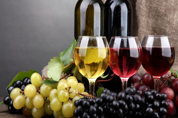 Copas de vino y uvas