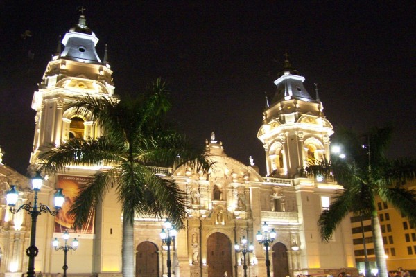 La Catedral de Lima iluminada por la noche, Perú