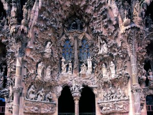 Postal: Fachada de La Sagrada Familia, en Barcelona