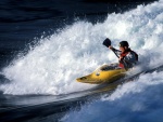 Cogiendo una ola en kayak