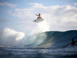 Postal: Gran salto sobre una tabla de surf