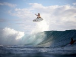 Gran salto sobre una tabla de surf