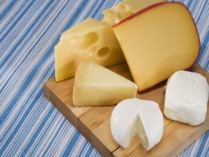 Postal: Tabla con variedad de quesos