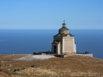 Pequeña iglesia cerca del mar