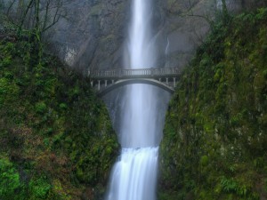 Postal: Puente sobre una cascada