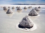 Montículos de sal en el Salar de Uyuni, Bolivia