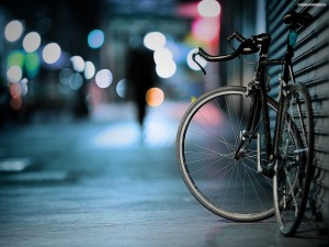 Postal: Bicicleta solitaria en la ciudad