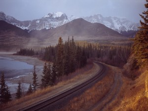 Línea del ferrocarril junto al río Athabasca, en la desembocadura del Lago Brule (Alberta, Canadá)