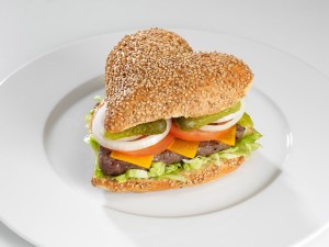 Hamburguesa con forma de corazón en pan de semillas