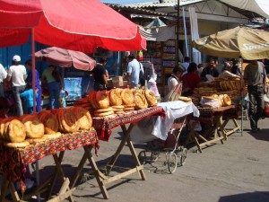 Vendiendo pan en Mercado Dordoy, Bishkek, Kirguistán