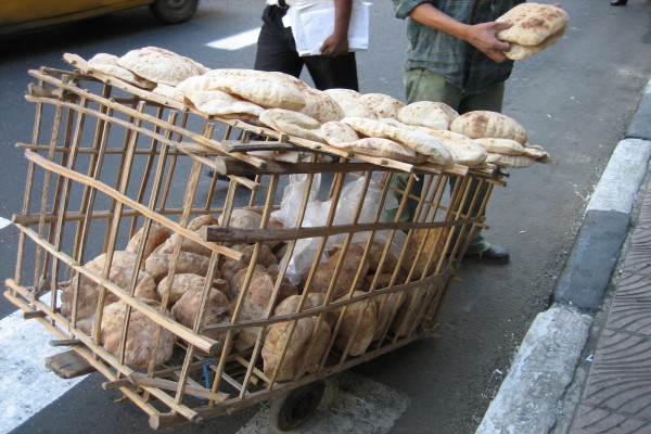 Vendedor ambulante de pan en Alejandría (Egipto)