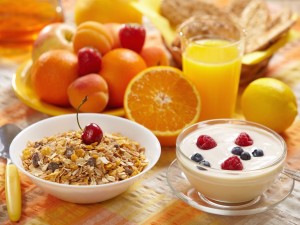 Muesli, frutas y yogurt