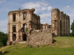 Ruinas del castillo en Bodzentyn, Polonia