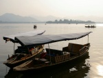 Barcas en el Lago del Oeste, en Hangzhou (China)