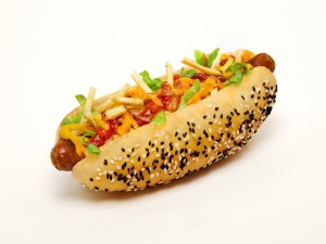 Postal: Hot dog con patatas fritas y pan de semillas