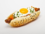 Perrito caliente (hot dog) con huevo a la plancha