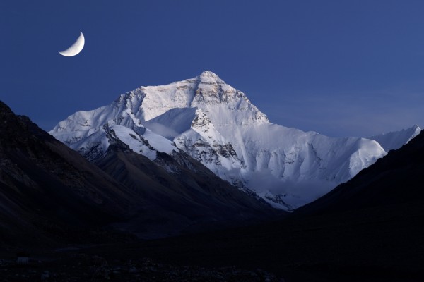 La luna sobre el Monte Everest