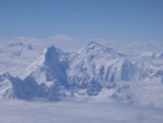 El Monte Everest totalmente cubierto de nieve