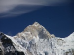 Makalu, la quinta montaña más alta del mundo, en el Himalaya