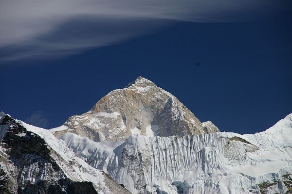 Makalu, la quinta montaña más alta del mundo, en el Himalaya