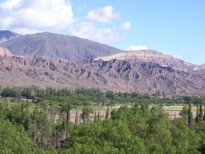 Postal: Vista de los cerros desde Tilcara (Jujuy, Argentina)