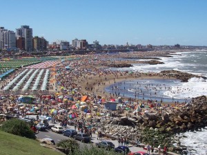 Postal: Playas de La Perla (Punta Iglesias) en plena temporada estival (Argentina)