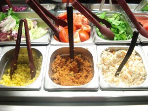 Barra de ensaladas en un restaurante de comida rápida