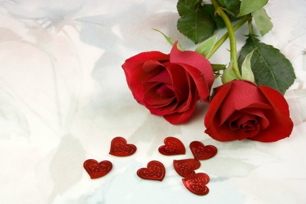 Dos rosas rojas con corazones