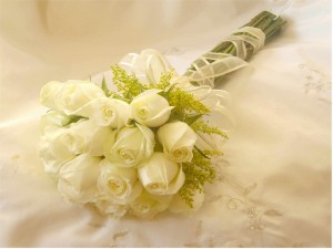 Postal: Ramo de novia con rosas blancas