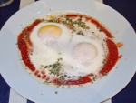 Huevos al plato (huevos con tomate)