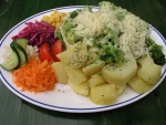 Brócoli con queso, patatas y otras verduras hervidas