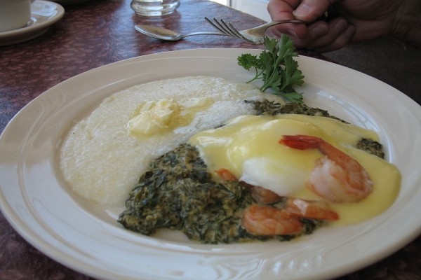 Huevos escalfados, espinacas cremosas y camarones con salsa holandesa y sémola