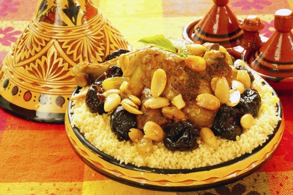 Tajine de cuscús con pollo, ciruelas y almendras (cocina marroquí)