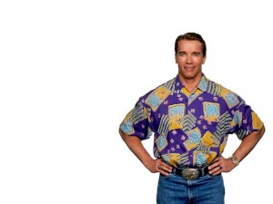 Arnold Schwarzenegger en vaqueros y camisa