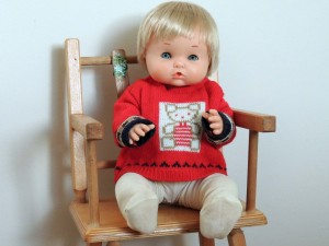 Muñeco sentado en una silla