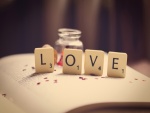 Fichas con letras formando la palabra LOVE (amor)