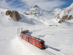 Tren atravesando un paisaje de montañas nevadas