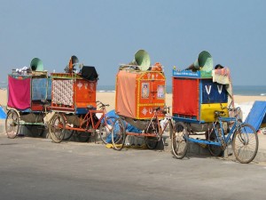 Postal: Bicicletas con carritos de una compañía de teatro de calle (Chennai, India)